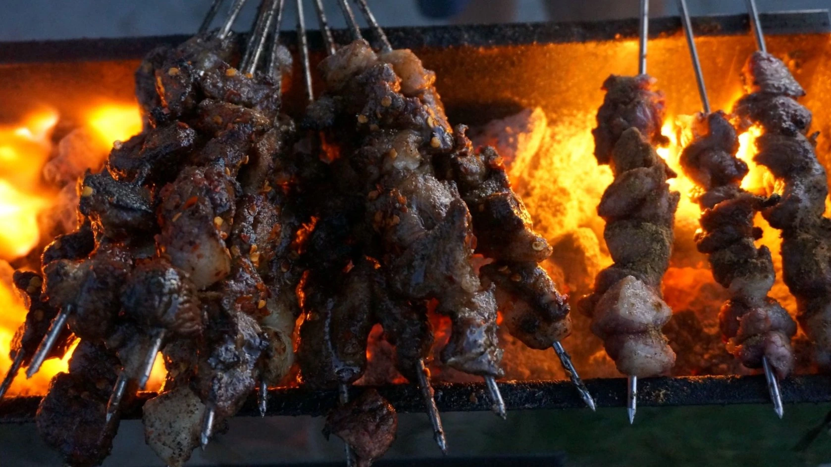 Costilla de cerdo BBQ en espadas