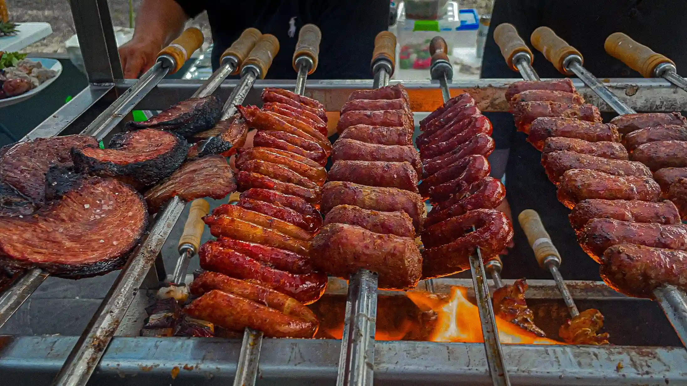 imagen de chorizo asado en espada brasileña