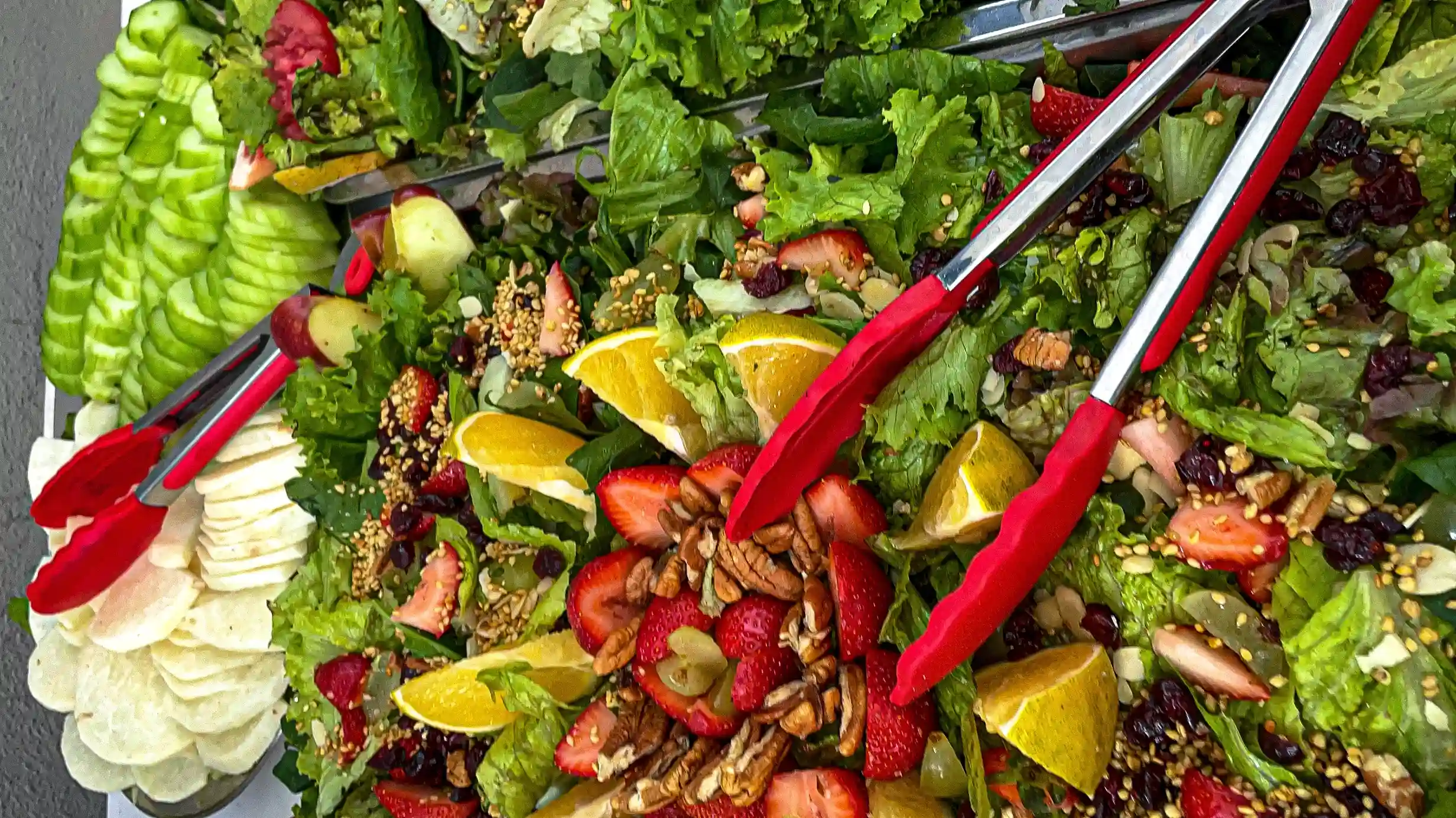 Ensalada fresca acompañando carne
